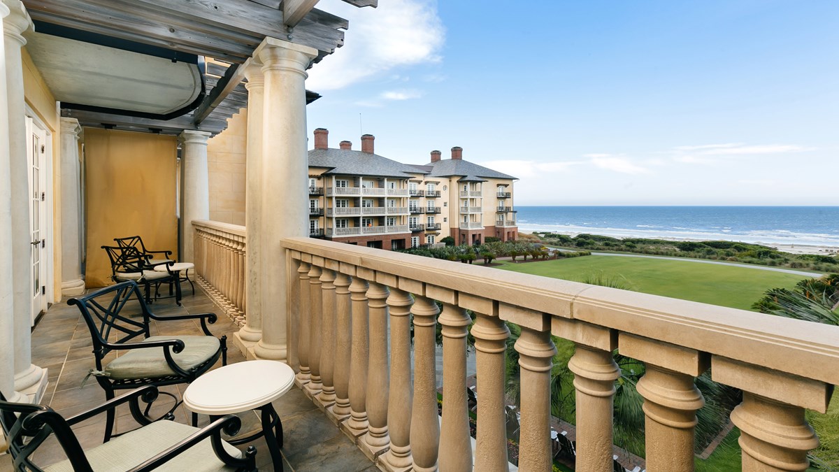 https://cms.inspirato.com/ImageGen.ashx?image=/media/9407963/kiawah_the-sanctuary_ocean-view-suite_0204a.jpg&width=1200